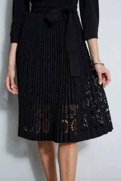 Elie Tahari Pleated Laser Cut Dress -Elie Tahari Sales 2023 E8147603 BLACK 2front 2342