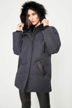 Elie Tahari Lindsay Coat 10 Elie Tahari Lindsay Coat -Elie Tahari Sales 2023 E9DJ6405 LINDSAYCOAT NAVY 2DETAIL 097